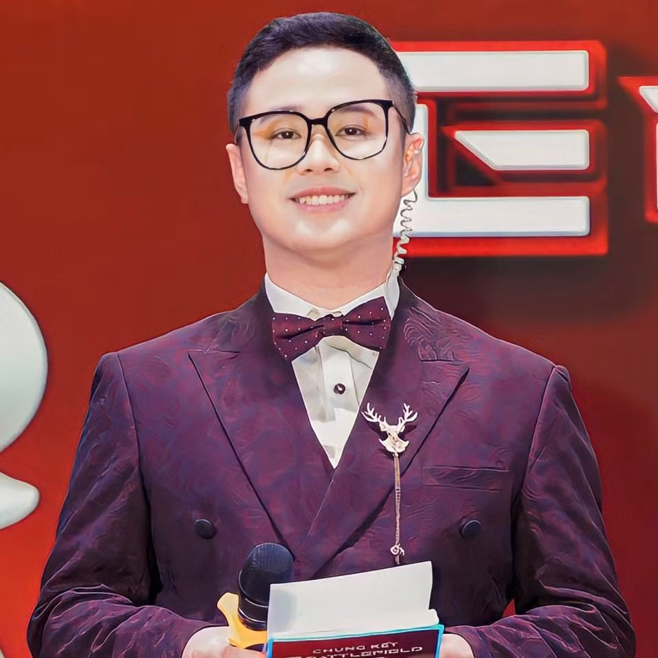 Hồ Ngọc Tân - Thủ khoa đầu ra chương trình Đào tạo Chất lượng Cao TT23 Khoa Khoa học Quản lý, Trường Đại học Khoa học Xã hội và Nhân văn, Đại học Quốc gia Hà Nội.