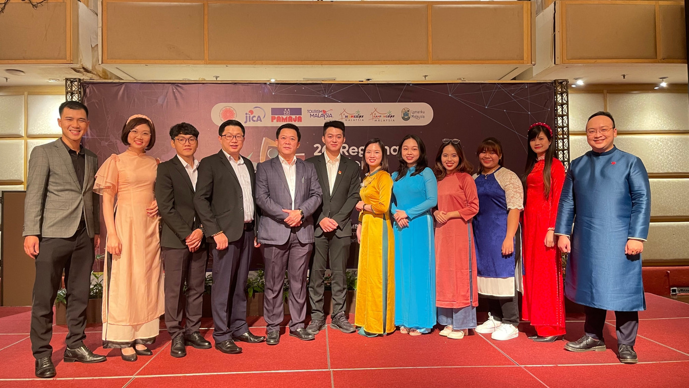 Châu Giang (thứ 4 từ phải qua) cùng đoàn Việt Nam tại trại thanh niên AJAFA-21 Malaysia năm 2022