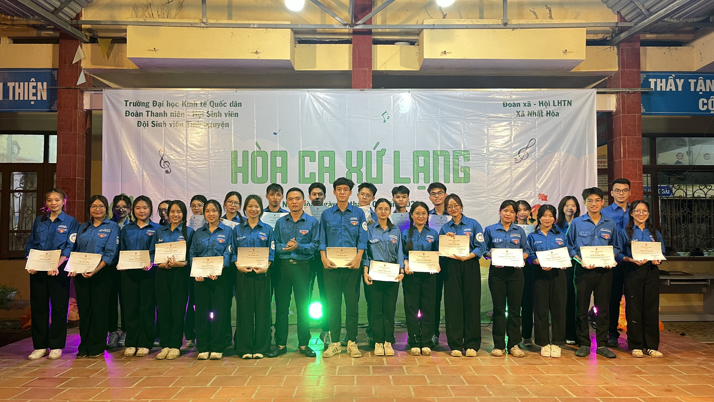 Đội Hình Hè nhận Giấy chứng nhận.