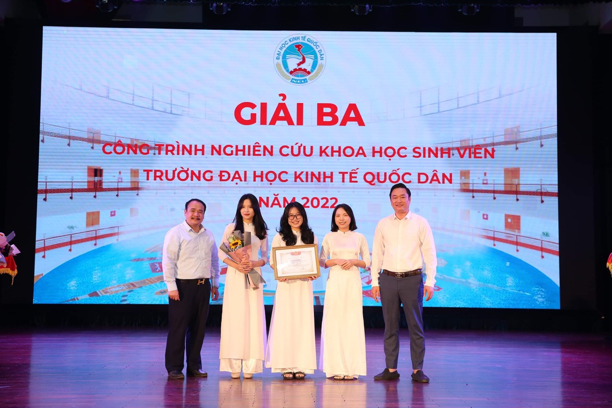 Phương Nga (thứ hai từ trái qua) đạt giải Ba Nghiên cứu khoa học sinh viên cấp Trường.