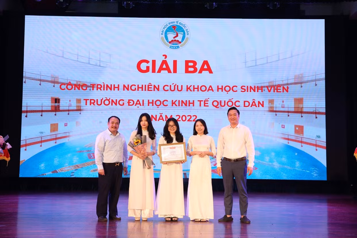 Phương Nga (thứ hai từ trái qua) đạt giải Ba Nghiên cứu khoa học sinh viên cấp Trường.