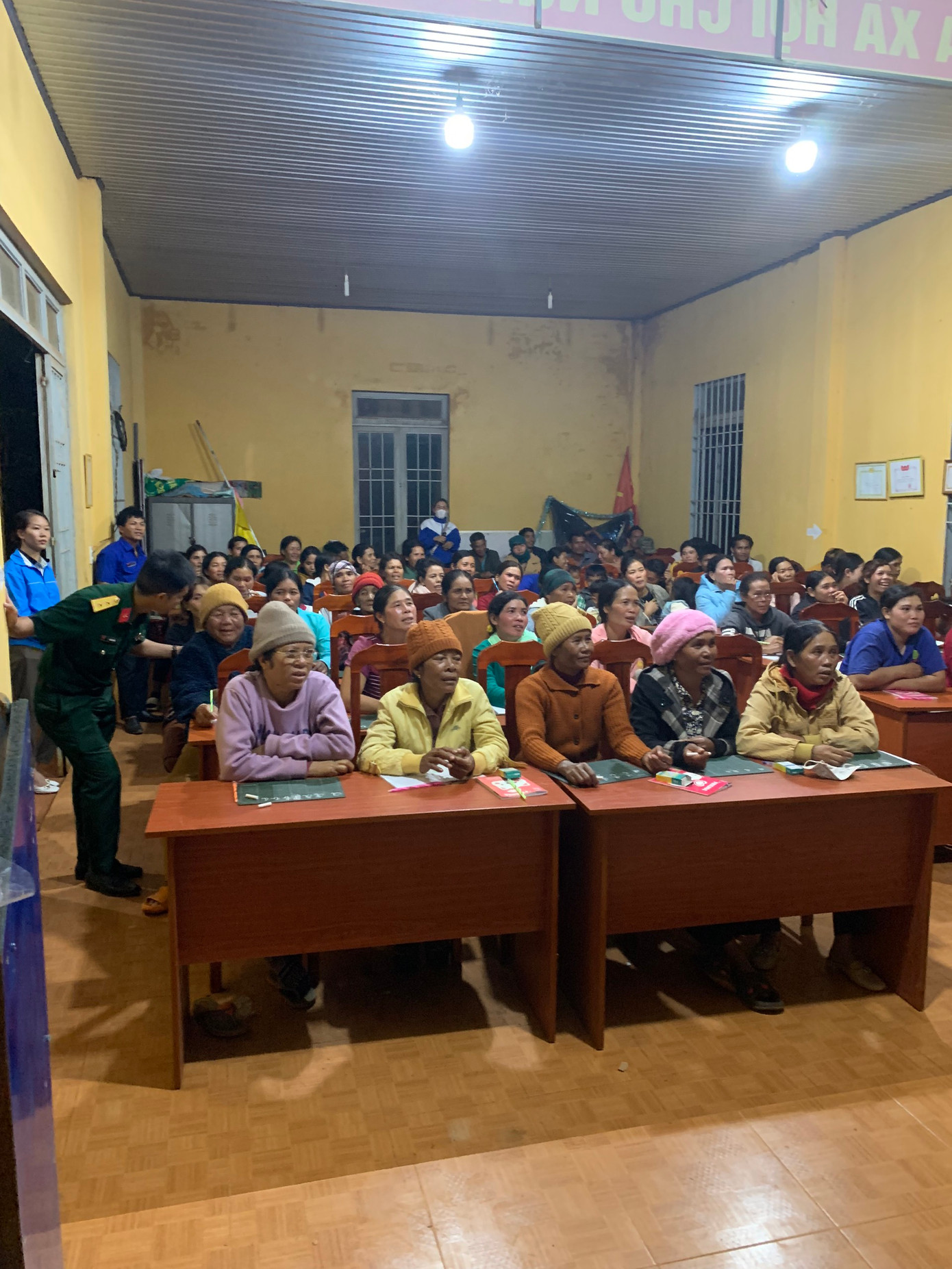 Các lớp học được những người lính áo xanh tổ chức và hỗ trợ 100% về mọi mặt. Các lớp học được những người lính áo xanh tổ chức và hỗ trợ 100% về mọi mặt.