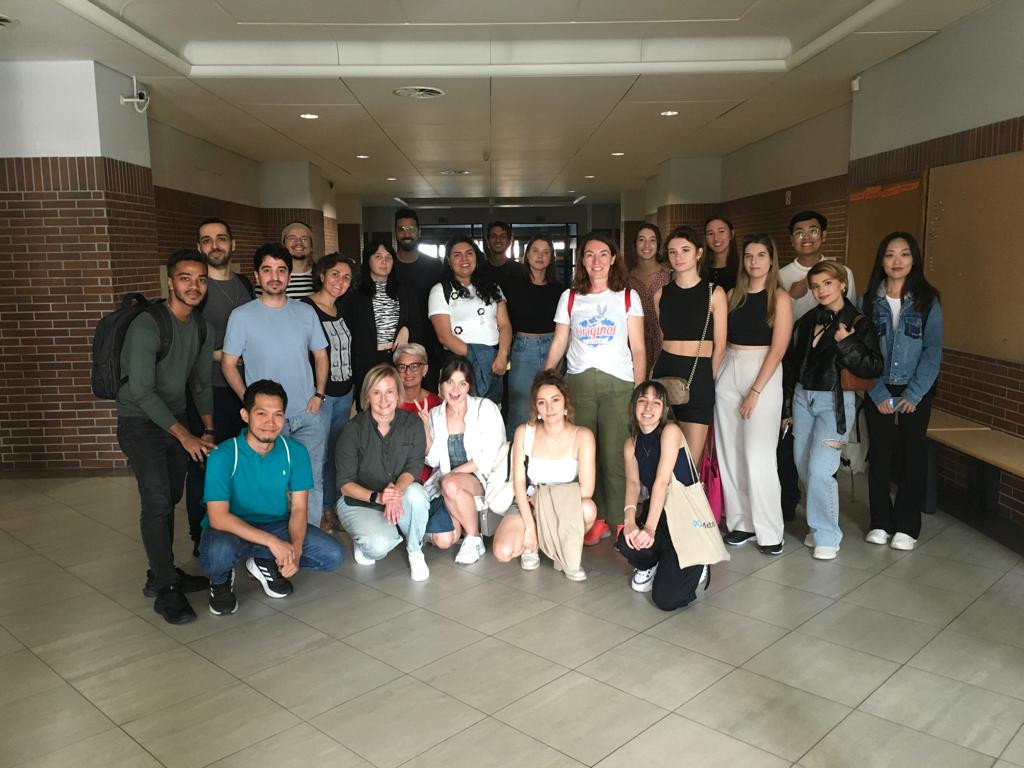 Ảnh nam sinh chụp chung sinh viên thuộc chương trình Thạc sĩ Truyền thông tại Ba Lan.