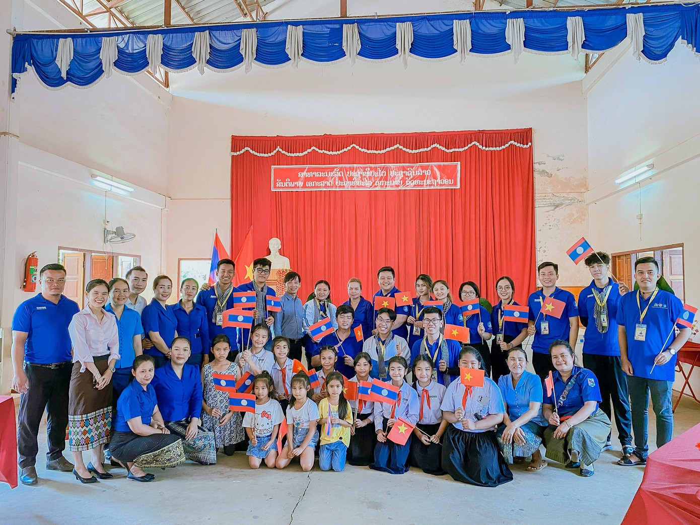 Chiến sĩ Mùa hè xanh thực hiện nhiệm vụ tại nước Cộng hòa Dân chủ Nhân dân Lào.