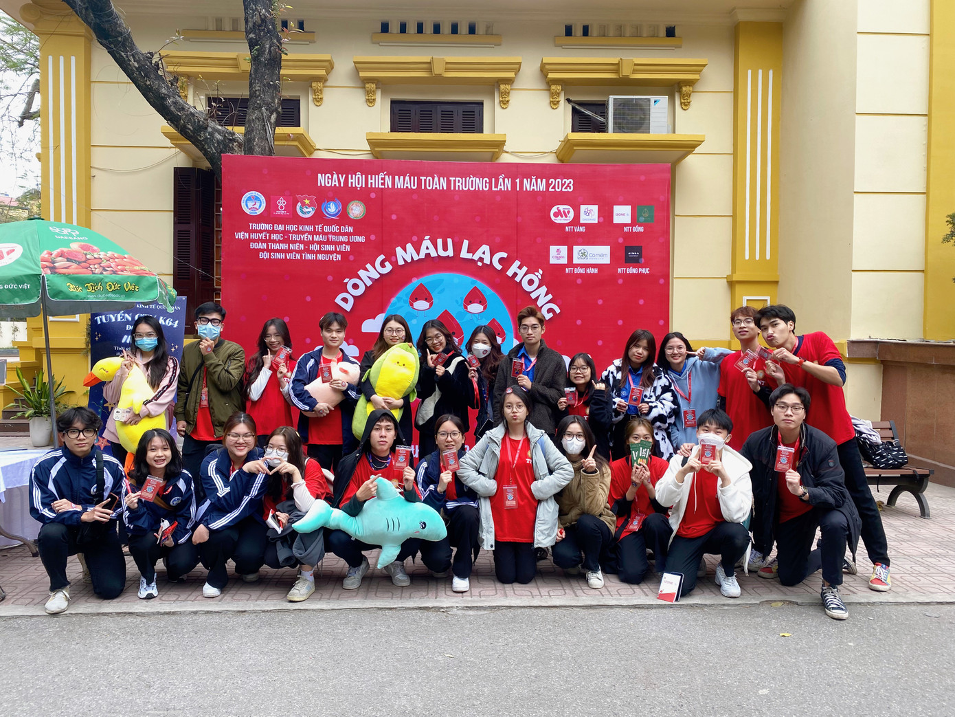 Các bạn sinh viên chụp ảnh cùng background chương trình. Các bạn sinh viên chụp ảnh cùng background chương trình.