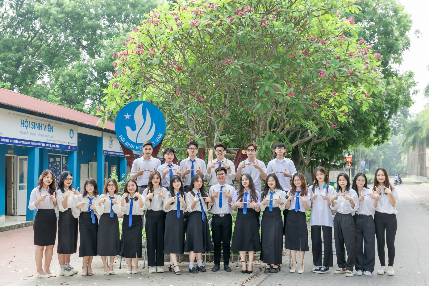 Anh Đức cùng ban Truyền thông - Kỹ thuật Hội sinh viên Học viện Nông nghiệp Việt Nam. Anh Đức cùng ban Truyền thông - Kỹ thuật Hội sinh viên Học viện Nông nghiệp Việt Nam.