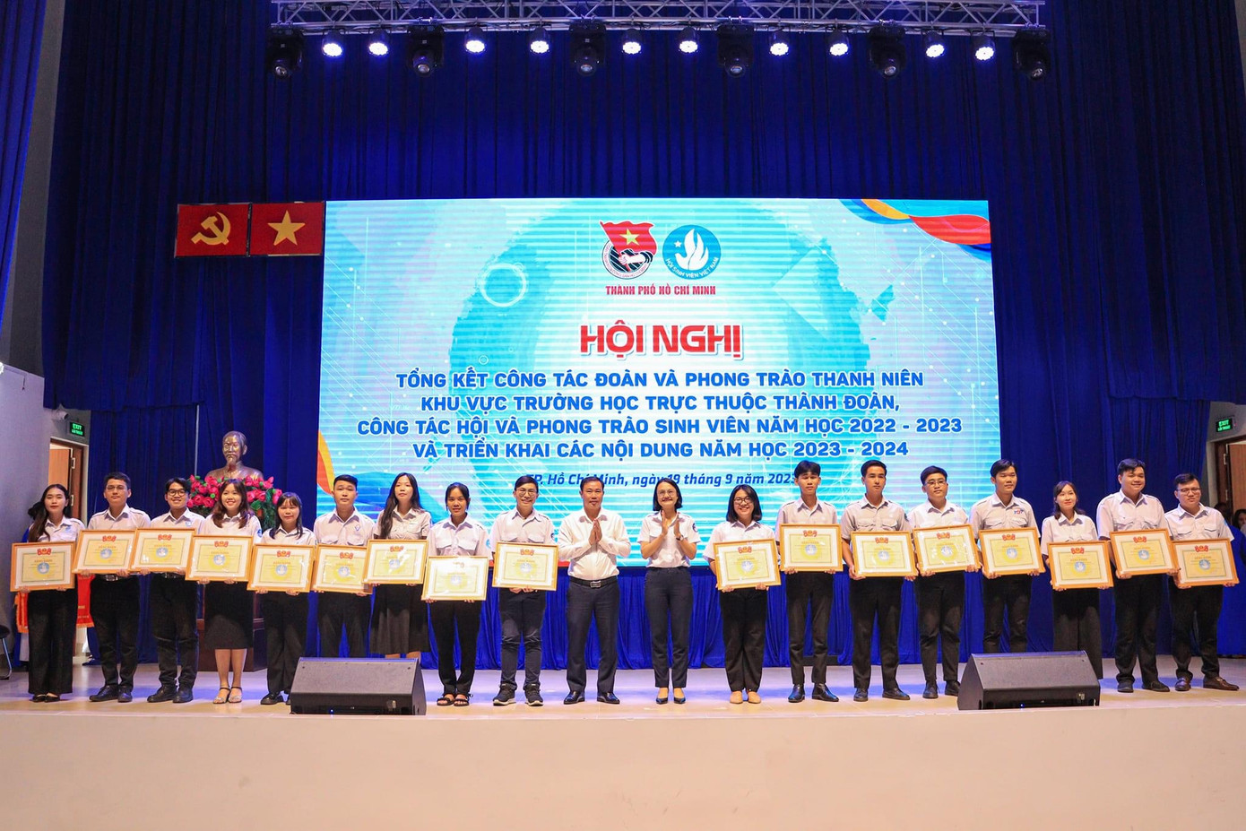 Cô bạn nhận bằng khen Trung ương Hội Sinh viên Việt Nam vì đã thành tích xuất sắc trong công tác Hội và phong trào sinh viên năm học 2022 – 2023.