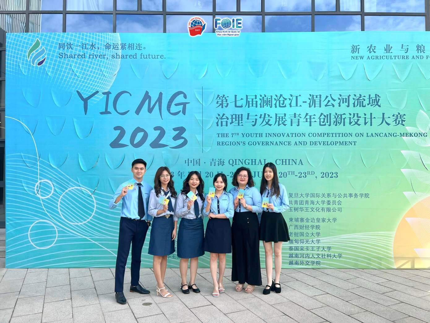 Sắc xanh đặc trưng của đồng phục Học viện Ngoại giao, hòa quyện với màu xanh chủ đề của cuộc thi.