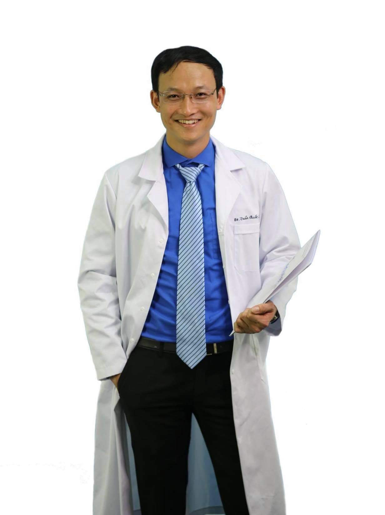 Bác sĩ Trần Quốc Khánh nổi tiếng trên mạng xã hội được đông đảo học sinh và phụ huynh yêu mến.