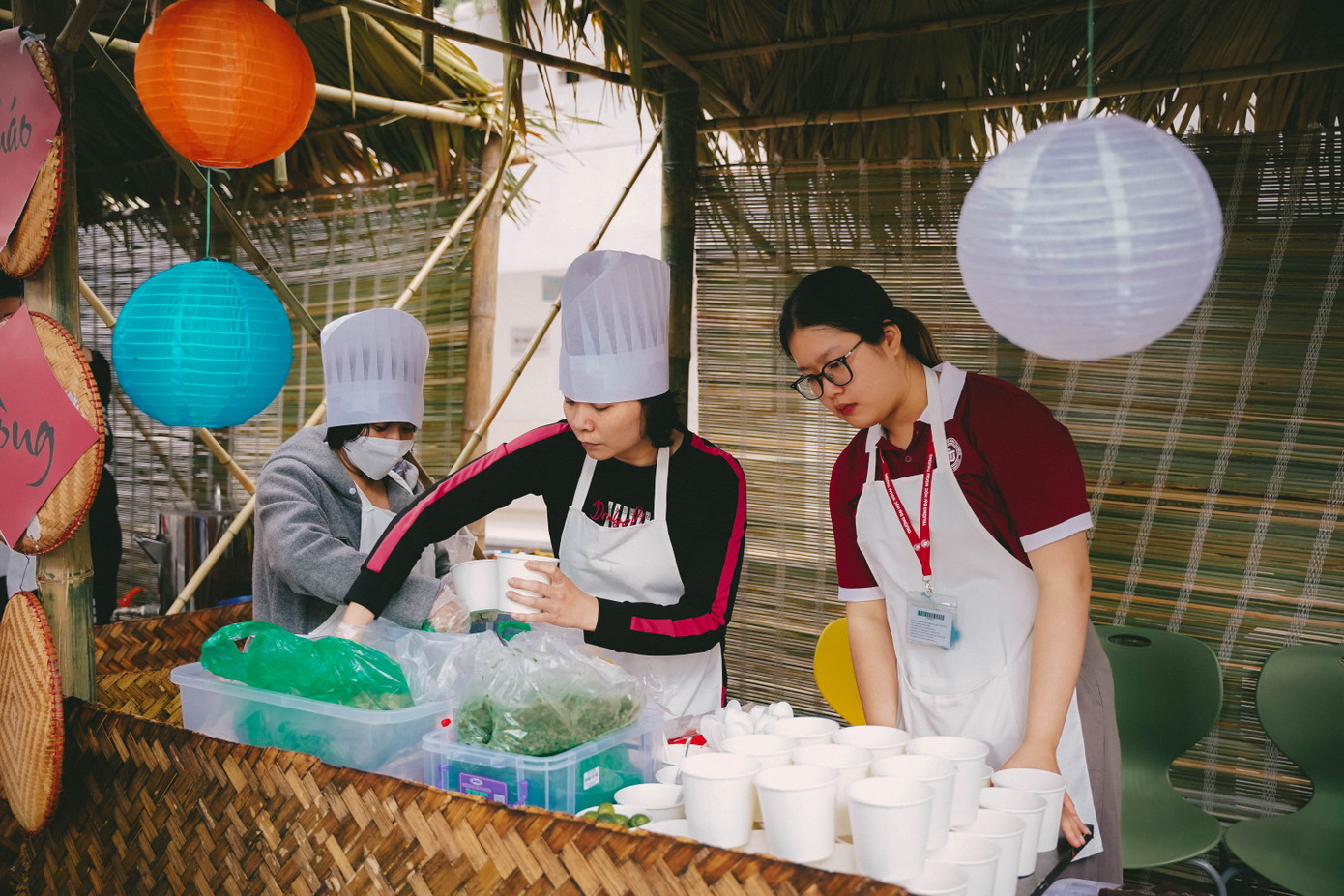 Các sinh viên có cơ hội thăm các gian hàng phiên chợ quê, thưởng thức hương vị ẩm thực của các món ăn cổ truyền trong mâm cỗ Tết Việt, cùng hòa nhịp vào giai điệu những ca khúc vui tươi tràn ngập sắc xuân,...