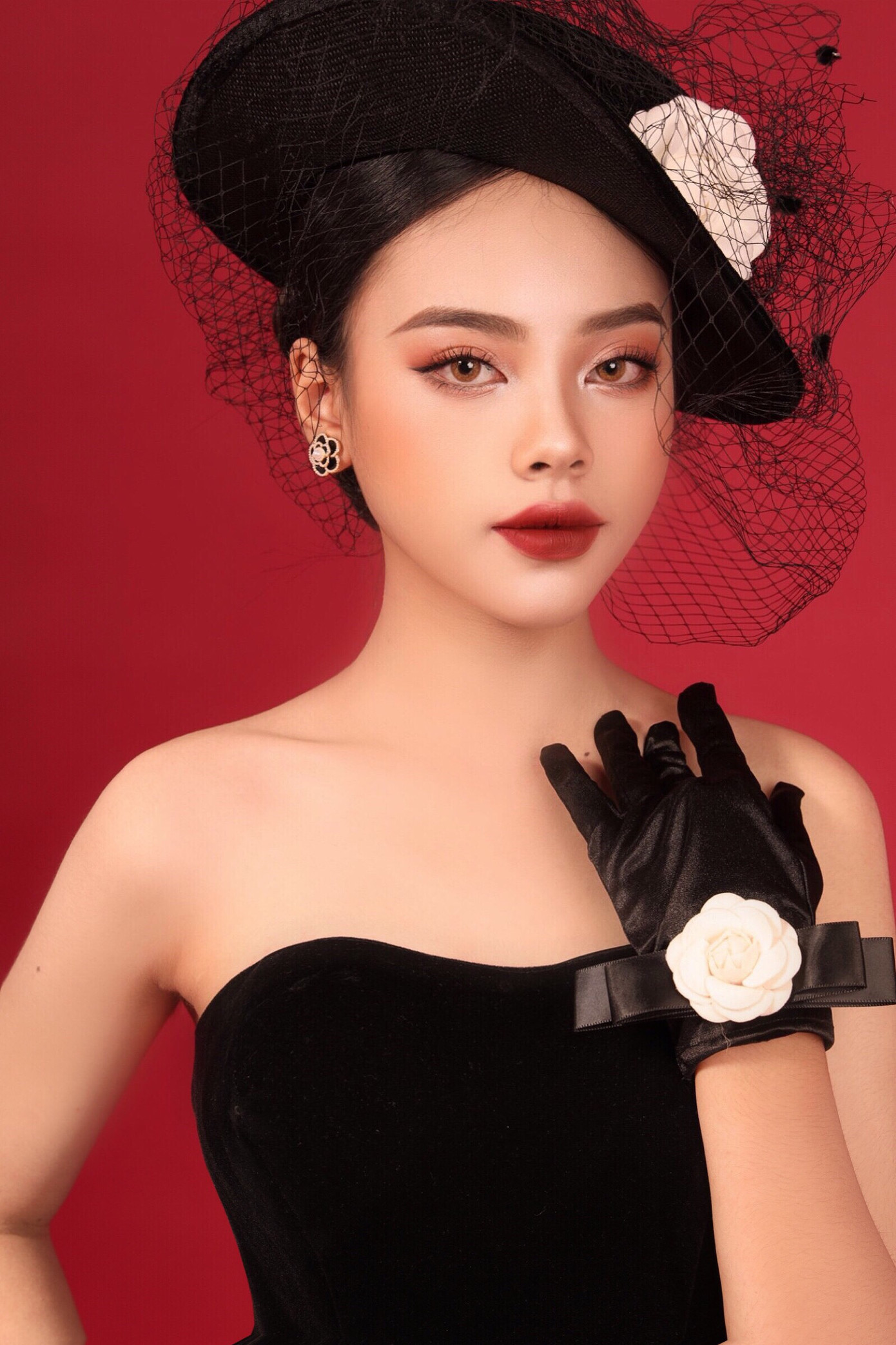 Cô lợi thế có được là khuôn mặt xinh xắn, thừa hưởng gen từ bố mẹ.