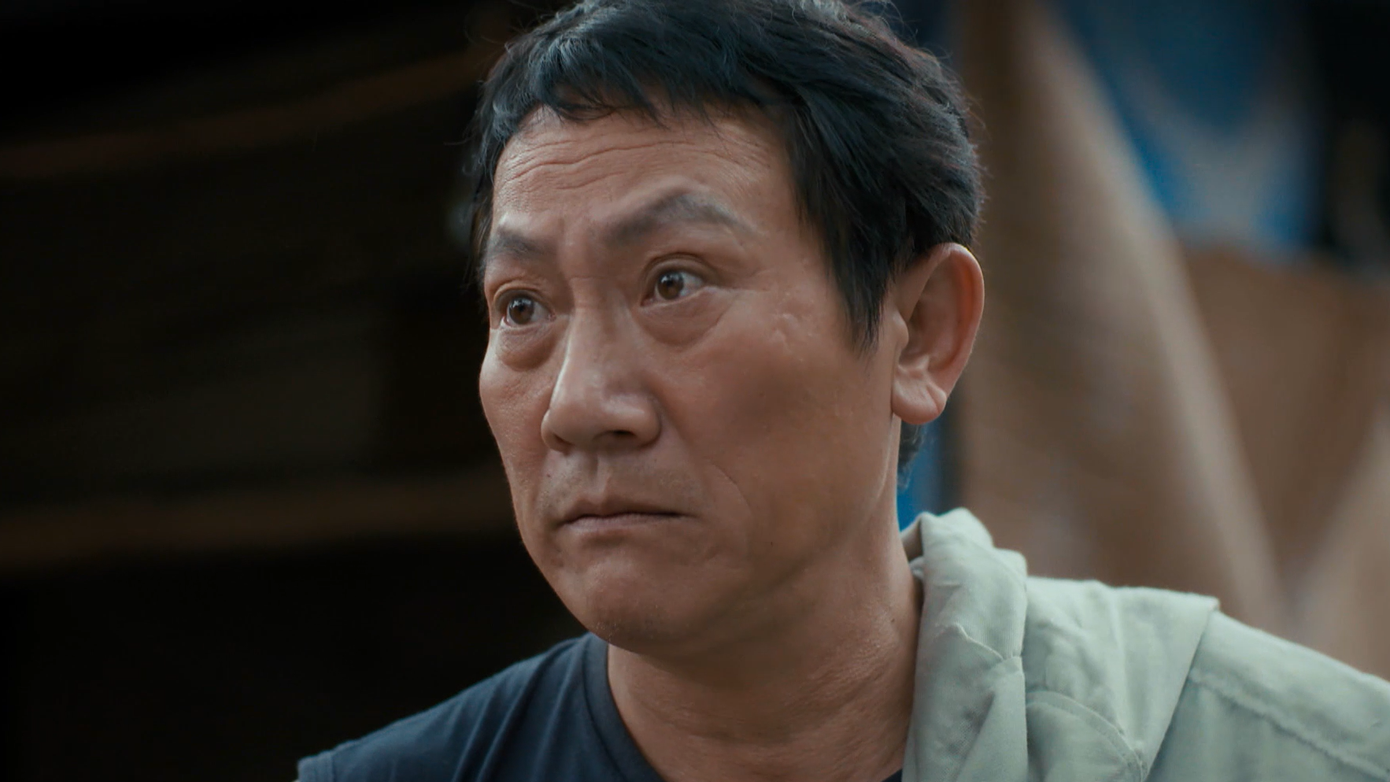 NSƯT Hoàng Hải hoá thân thành Lưu, hành nghề cửu vạn ở xóm nghèo, khác hẳn những vai Tuấn Mỏ, Đồng Vĩnh hay series phim cảnh sát hình sự. NSƯT Hoàng Hải hoá thân thành Lưu, hành nghề cửu vạn ở xóm nghèo, khác hẳn những vai Tuấn Mỏ, Đồng Vĩnh hay series phim cảnh sát hình sự.