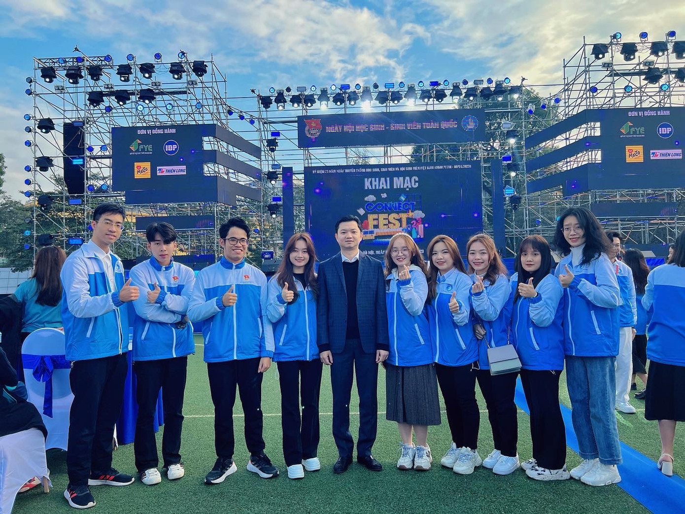 Hiền và các bạn sinh viên chụp ảnh cùng Bí Thư Trung ương Đoàn, Chủ tịch Hội Sinh viên Việt Nam Nguyễn Minh Triết tại Connect fest 2023.