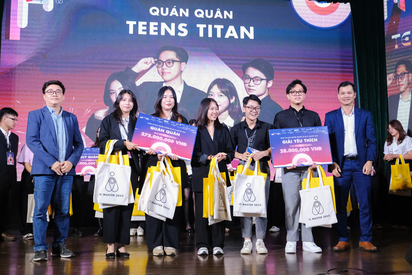 Quán quân của IC Master 2023 thuộc về Teens Titan với sản phẩm chatbot AI O Thực. (Ảnh: Lê Vượng) Quán quân của IC Master 2023 thuộc về Teens Titan với sản phẩm chatbot AI O Thực. (Ảnh: Lê Vượng)