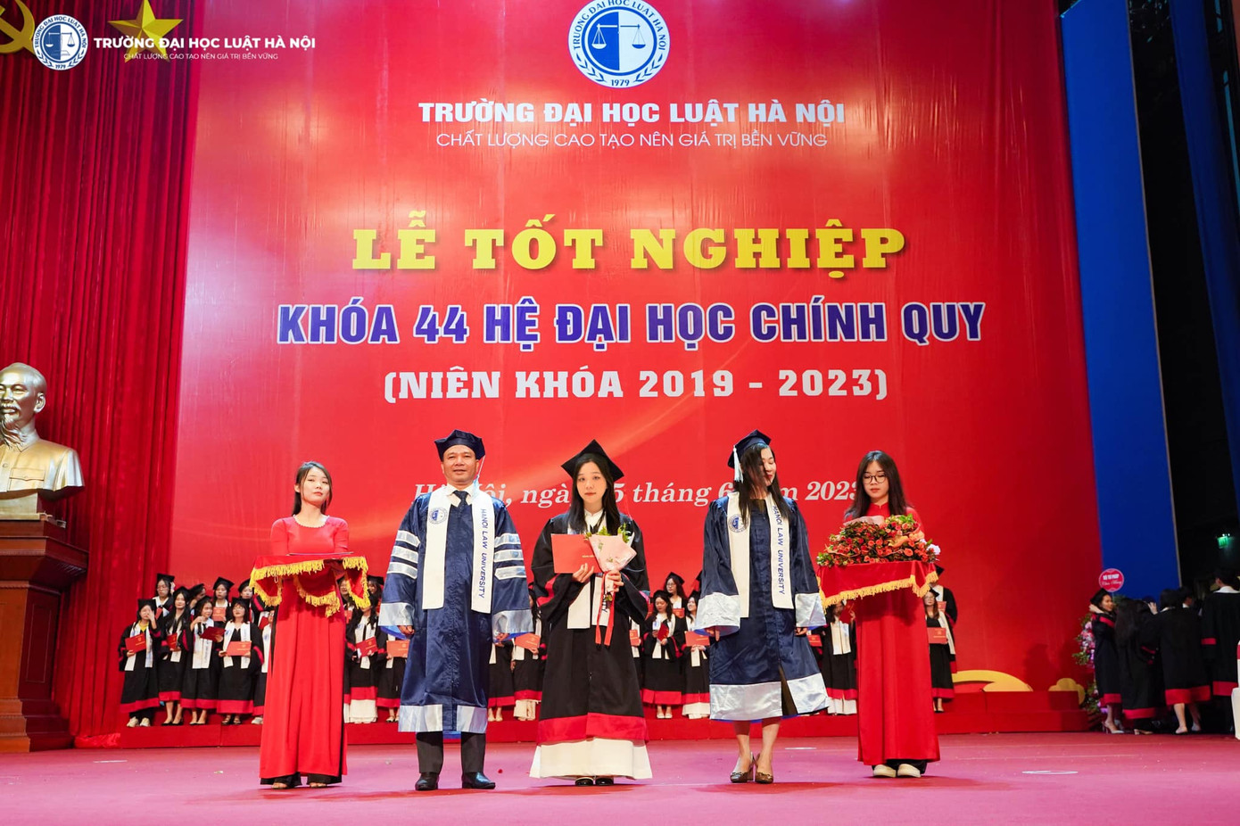 Dung là một trong số các sinh viên có kết quả tốt nghiệp loại Xuất sắc và được trường Đại học Luật Hà Nội khen thưởng.