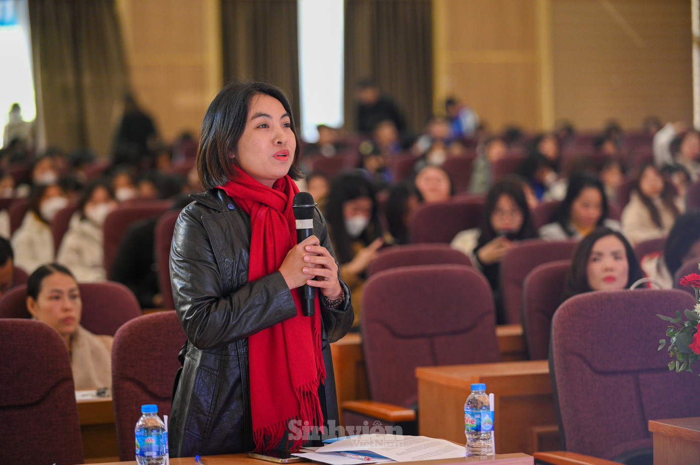 TS. Nguyễn Thị Trà My – Phó Trưởng khoa Báo chí – Truyền thông chia sẻ và đặt câu hỏi cho các diễn giả.