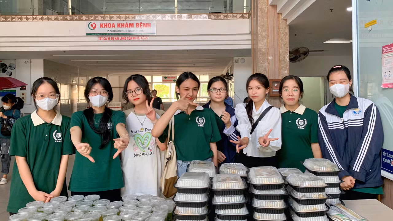 Hoạt động thiện nguyện của Kim Ngọc (thứ 3 từ phải qua) và các bạn trong câu lạc bộ tại Bệnh viện Đa Khoa Đông Anh.