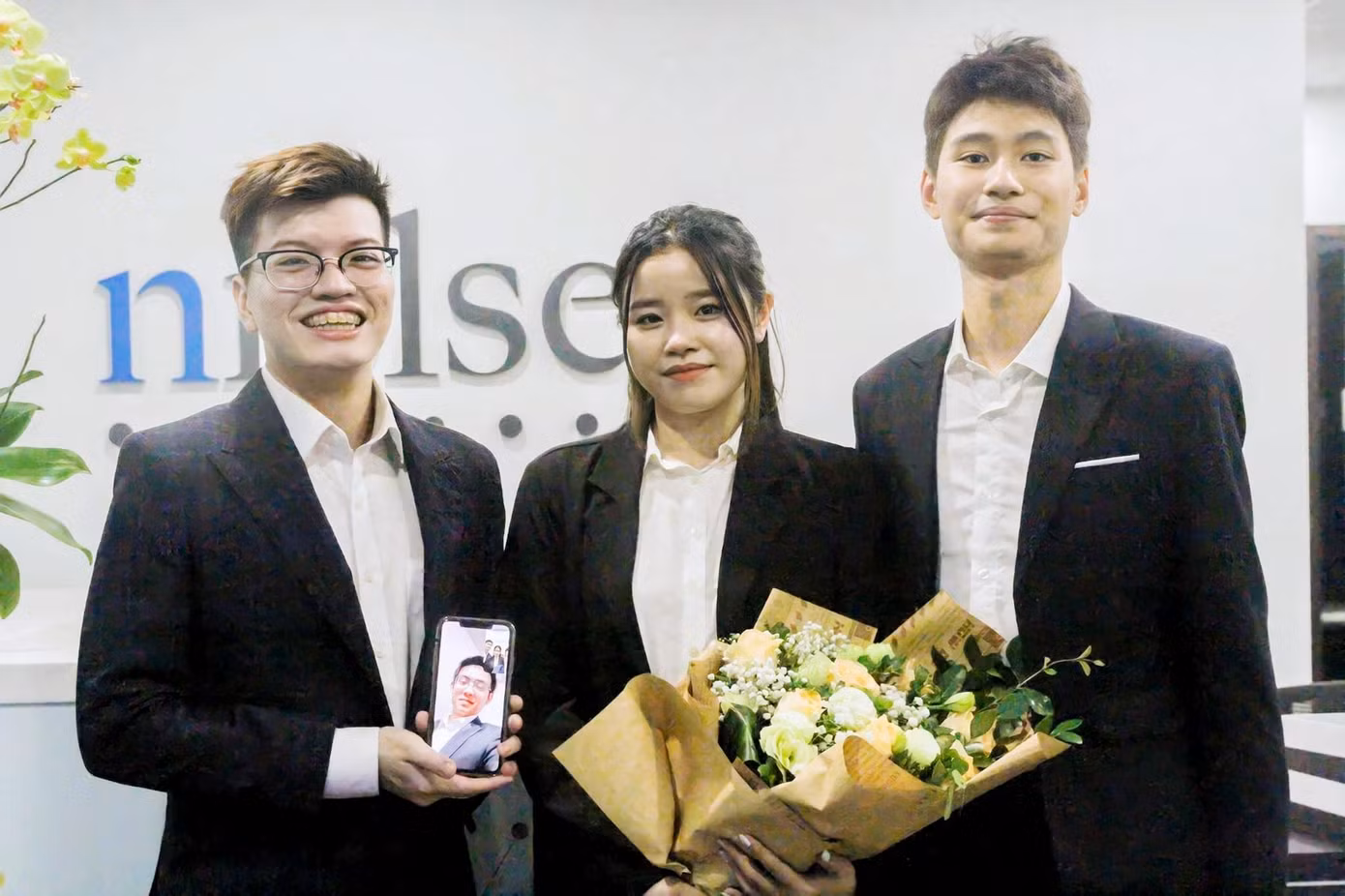 Đội thi của Hà Đức và các bạn tại một cuộc thi business case.