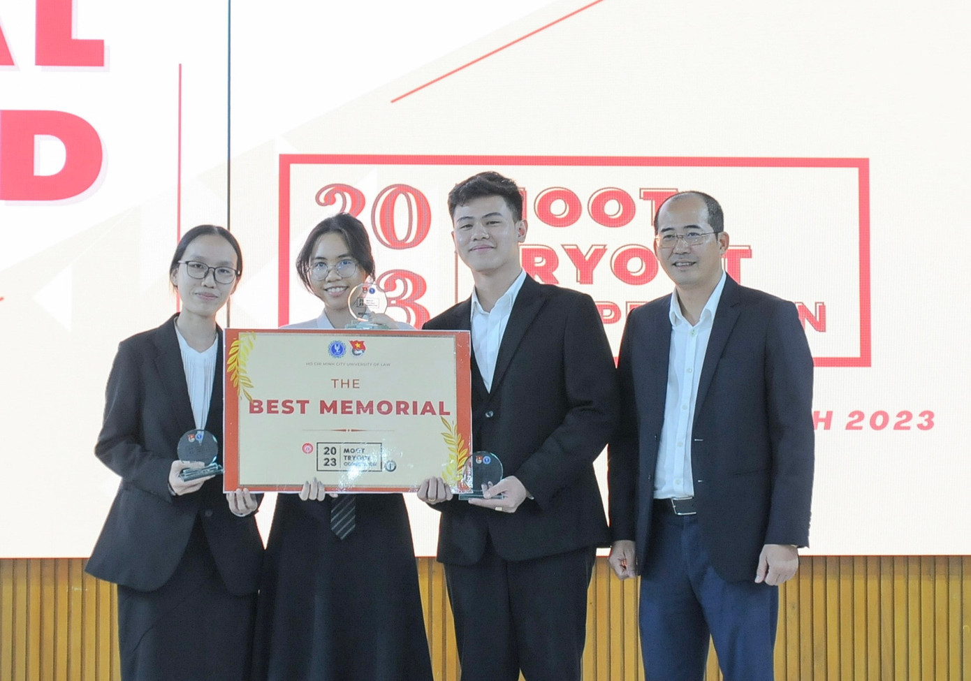 Đam mê và ước mơ nghề nghiệp của Huy là trở thành một trọng tài viên. Đam mê và ước mơ nghề nghiệp của Huy là trở thành một trọng tài viên.