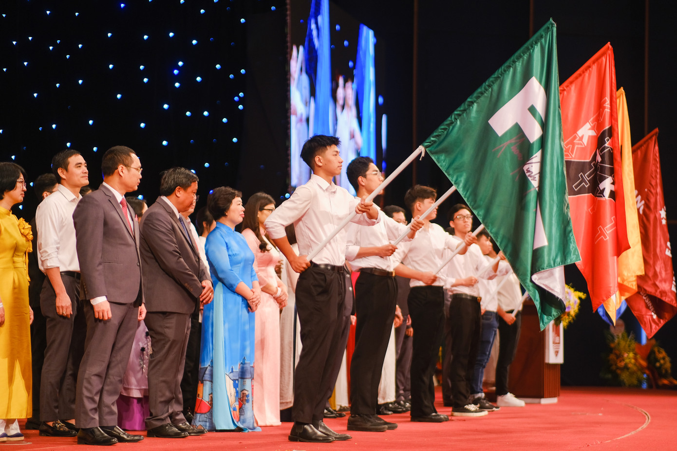 Nghi thức chào đón tân sinh viên của UEB. Ảnh: Lê Vượng