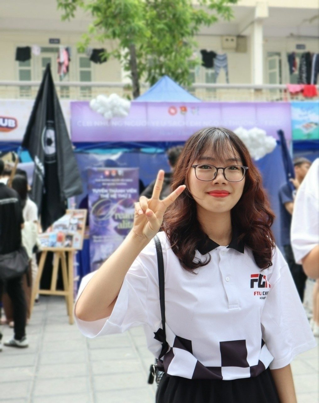 Thùy Trang tích cực tham gia các câu lạc bộ. Thùy Trang tích cực tham gia các câu lạc bộ.