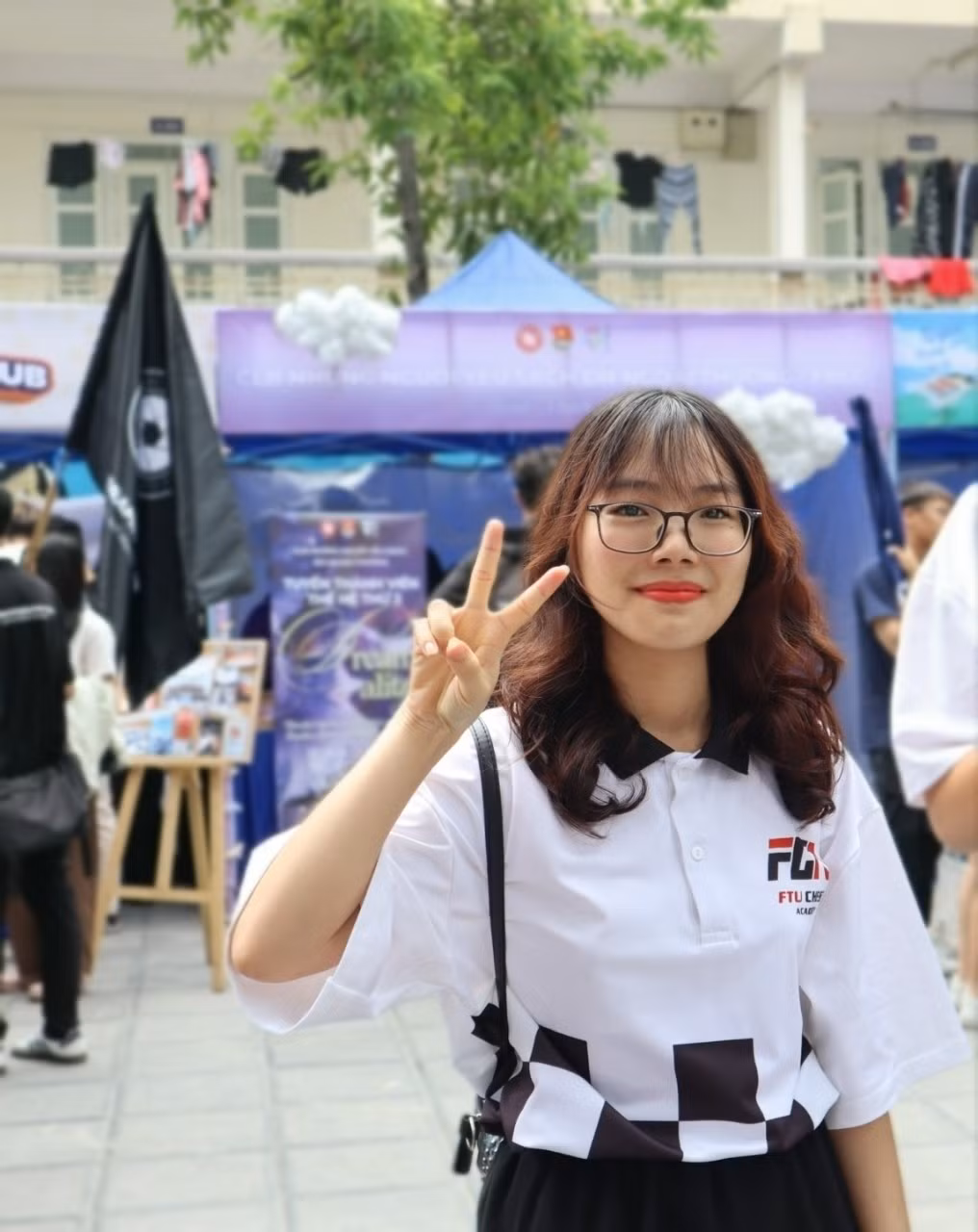 Thùy Trang tích cực tham gia các câu lạc bộ.