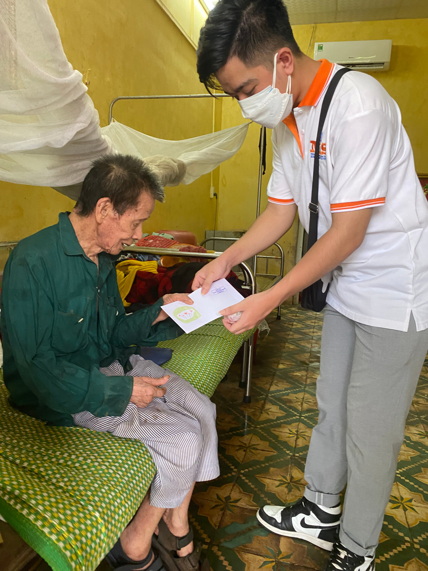 Nguyễn Hữu Mạnh là tình nguyện viên chương trình Thiện nguyện -Trại phong quả cảm Bắc Ninh.