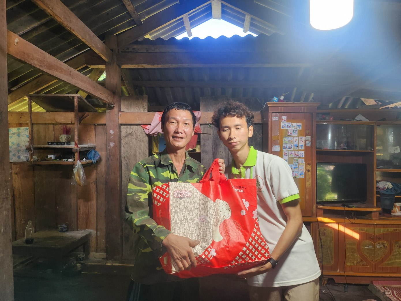 Bình An cùng CLB Hoa Đá tặng quà, giúp đỡ những hoàn cảnh khó khăn.