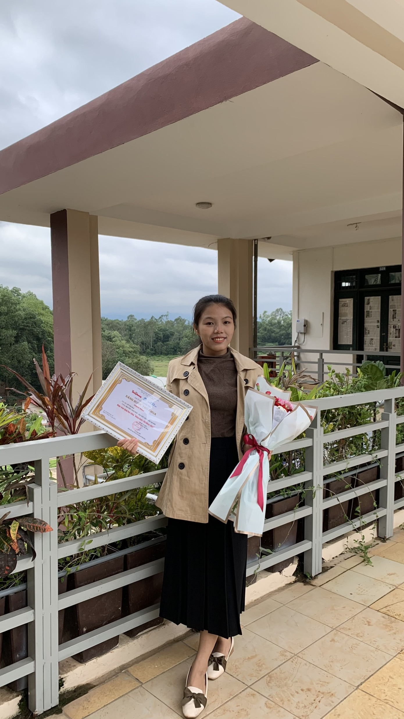 Mùa Tết năm nay đặc biệt hơn cả khi Nga đạt được danh hiệu thủ khoa của trường, được vinh danh và nhận học bổng Nâng bước thủ khoa năm 2022.