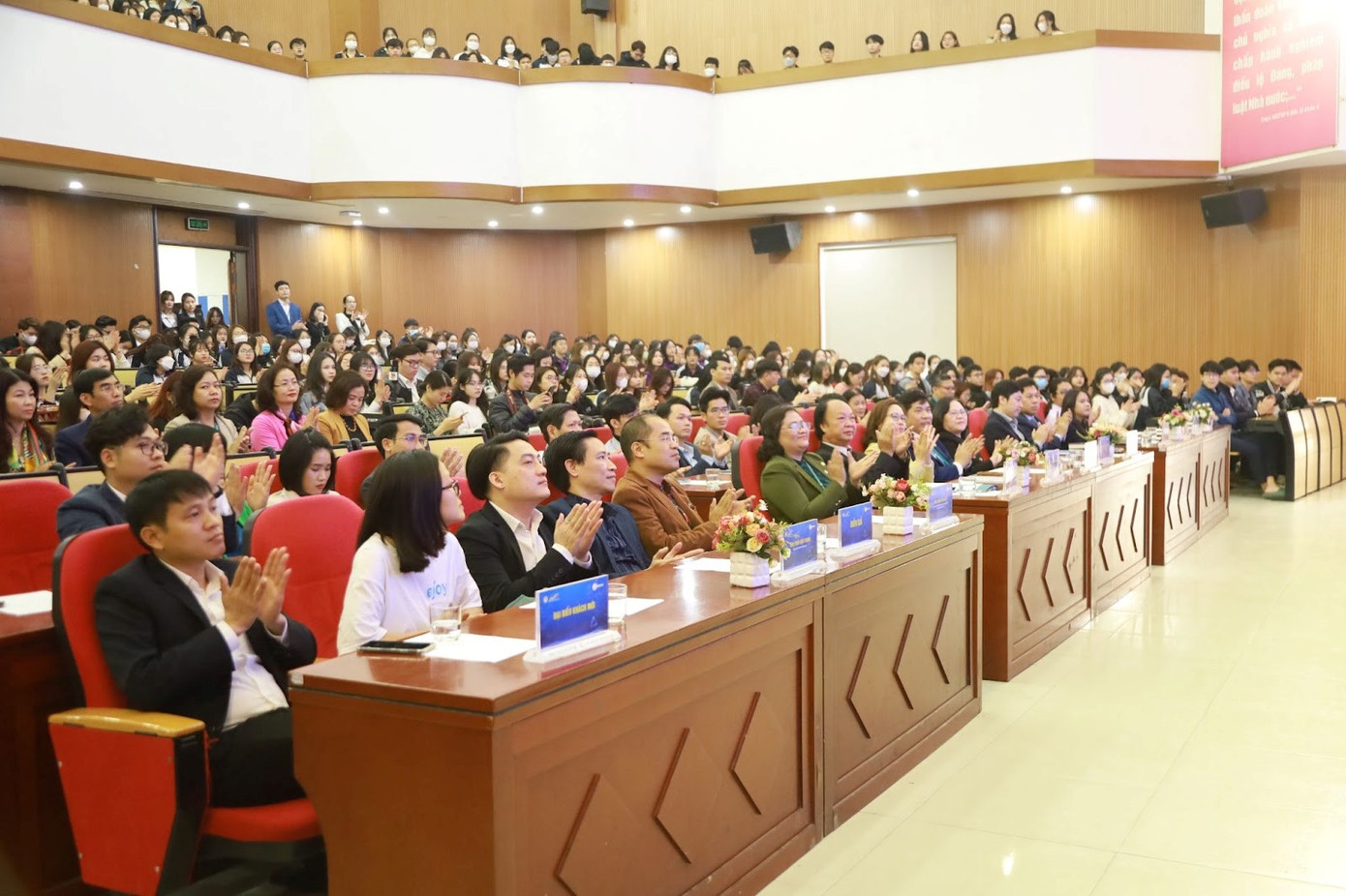 Đại biểu, khách quý tham dự Diễn đàn. Đại biểu, khách quý tham dự Diễn đàn.