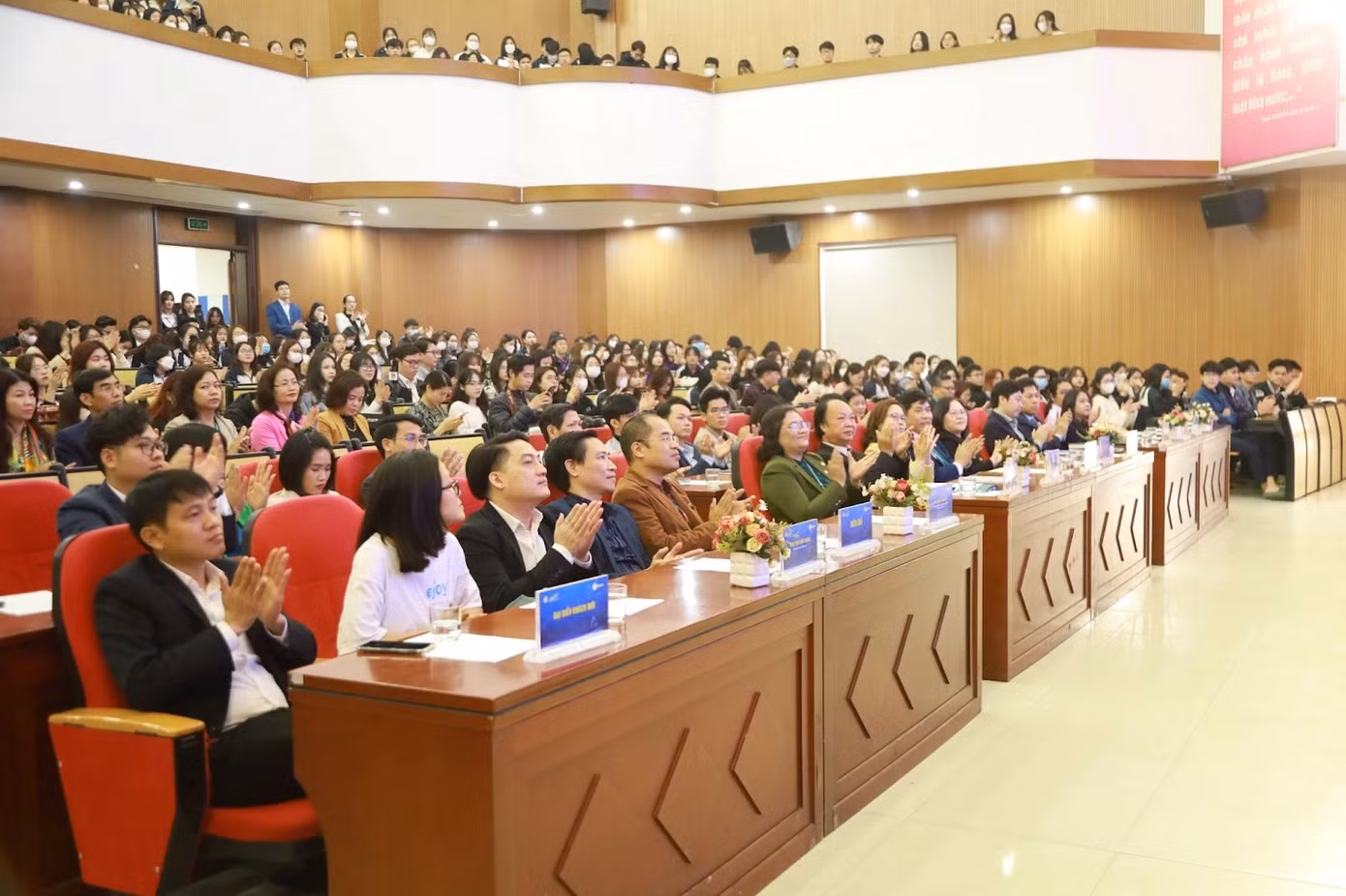 Đại biểu, khách quý tham dự Diễn đàn. Đại biểu, khách quý tham dự Diễn đàn.
