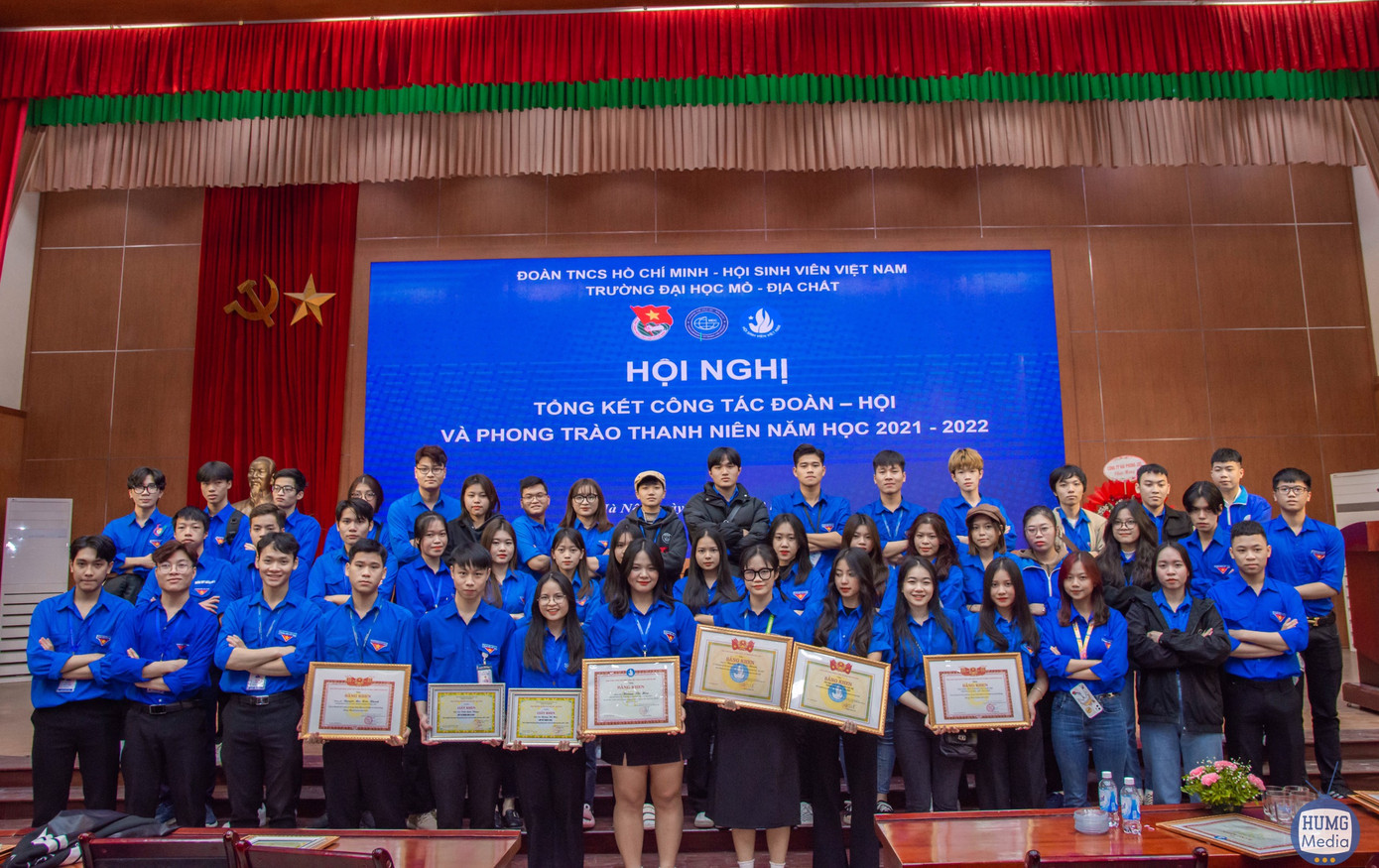 Quốc Thắng cùng các bạn sinh viên tại Hội nghị Tổng kết công tác Đoàn - Hội và phong trào thanh niên năm học.