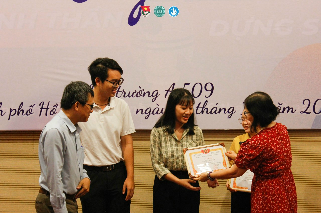 Từ một nữ sinh nhút nhát, ngại giao tiếp, Trịnh Thị Nhung không ngừng nỗ lực cố gắng trong bốn năm đại học để dần thay đổi và hoàn thiện bản thân.