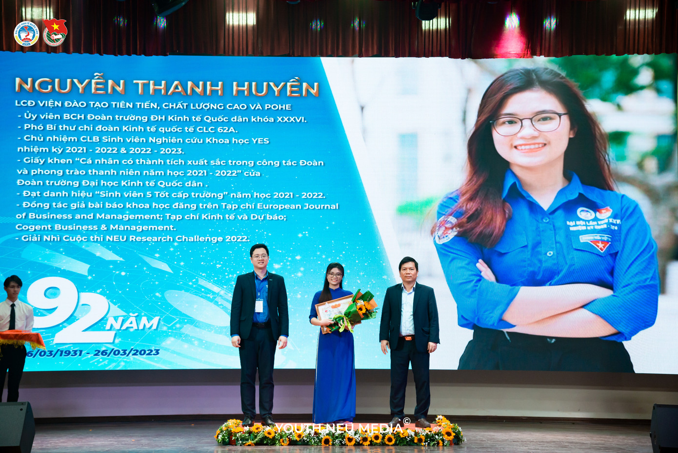 Thanh Huyền nhận giải thưởng 26/3 cho TOP 20 Cán bộ Đoàn tiêu biểu NEU. Thanh Huyền nhận giải thưởng 26/3 cho TOP 20 Cán bộ Đoàn tiêu biểu NEU.