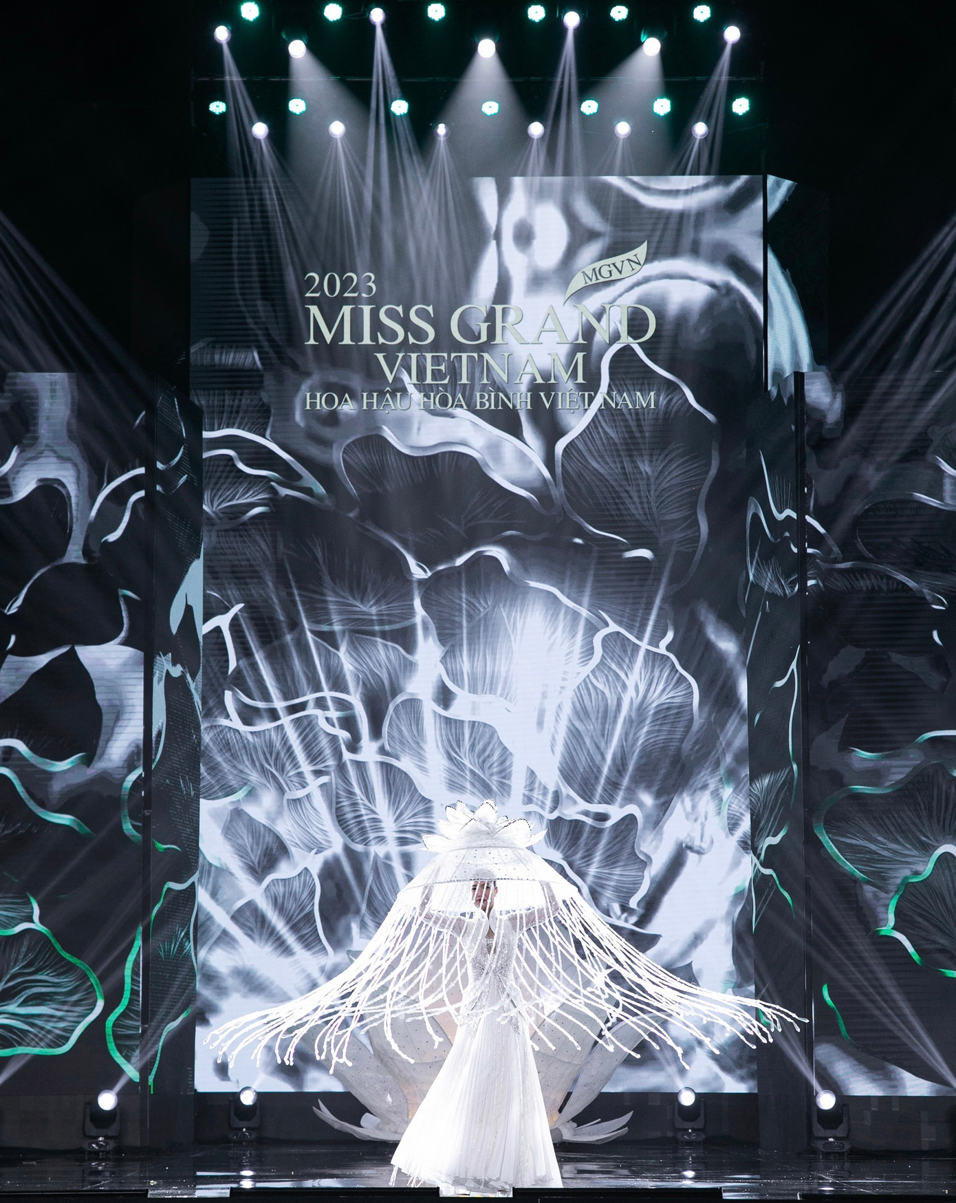 "Điệu Sen" lấy cảm hứng từ hoa sen trắng, đại diện cho sự thanh khiết, trong sáng.