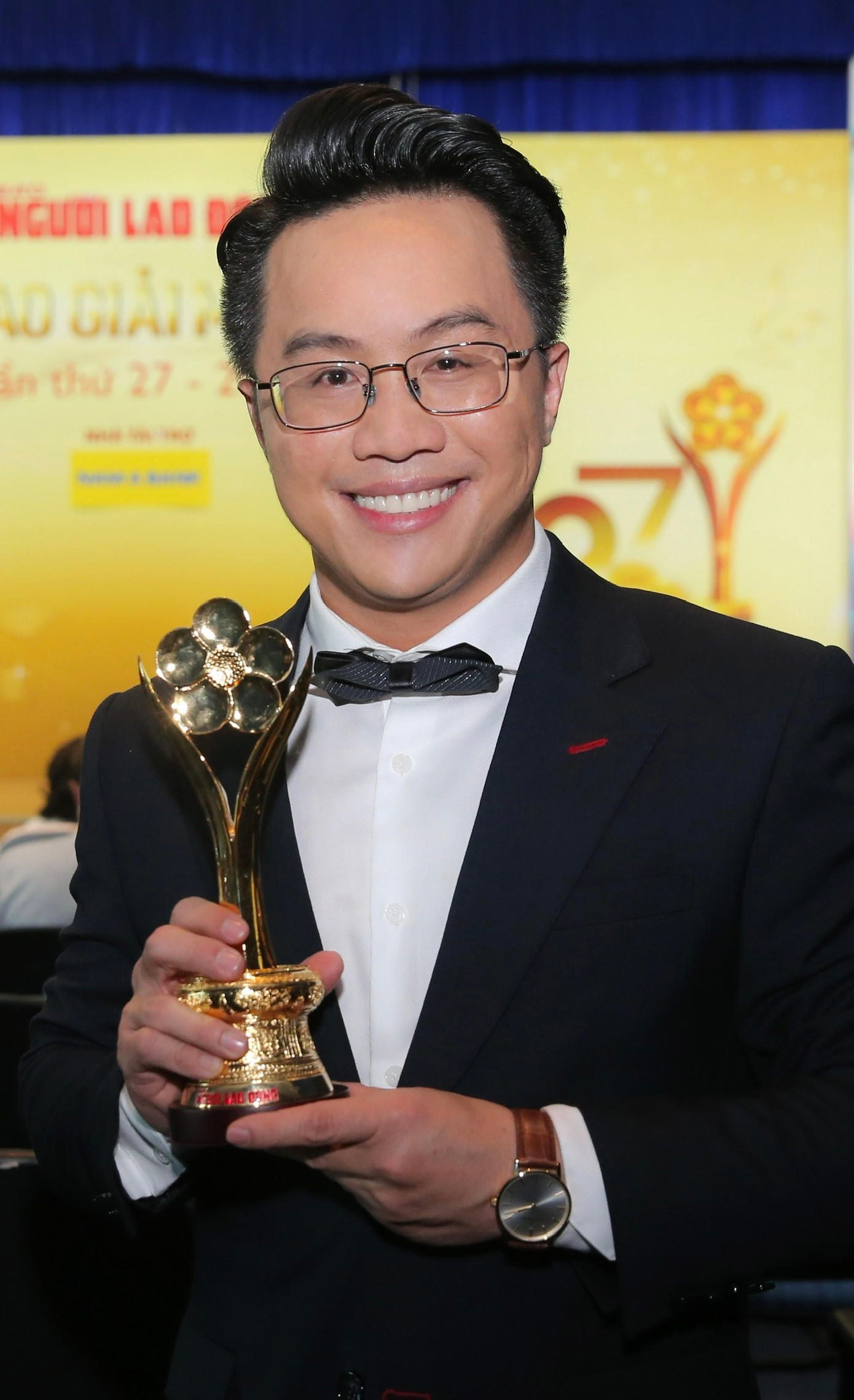 BTV Tấn Tài cùng ekip HTV nhận giải Mai Vàng cho hạng mục “Chương trình truyền hình vì cộng đồng”.