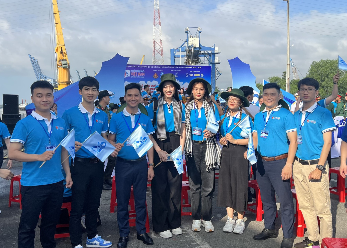 Giao lưu cùng các sinh viên trong chuyến đi và chiến sĩ trên đảo.