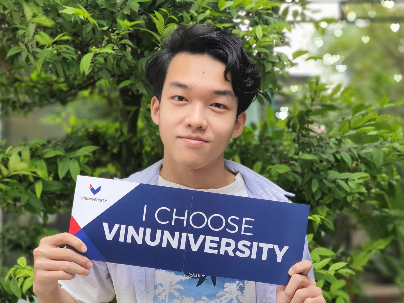 Minh Quân được VinUni trao tặng Học bổng 100% trị giá 3.3 tỷ đồng để theo học Cử nhân Kỹ thuật Cơ khí. Minh Quân được VinUni trao tặng Học bổng 100% trị giá 3.3 tỷ đồng để theo học Cử nhân Kỹ thuật Cơ khí.