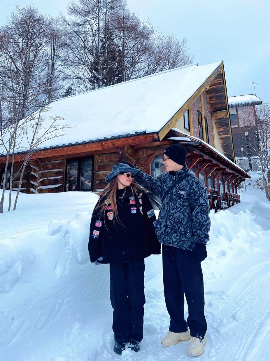 Ánh Ngọc và Văn Quân trong chuyến du lịch tại Làng cáo Zao Fox Village Nhật Bản. Ánh Ngọc và Văn Quân trong chuyến du lịch tại Làng cáo Zao Fox Village Nhật Bản.