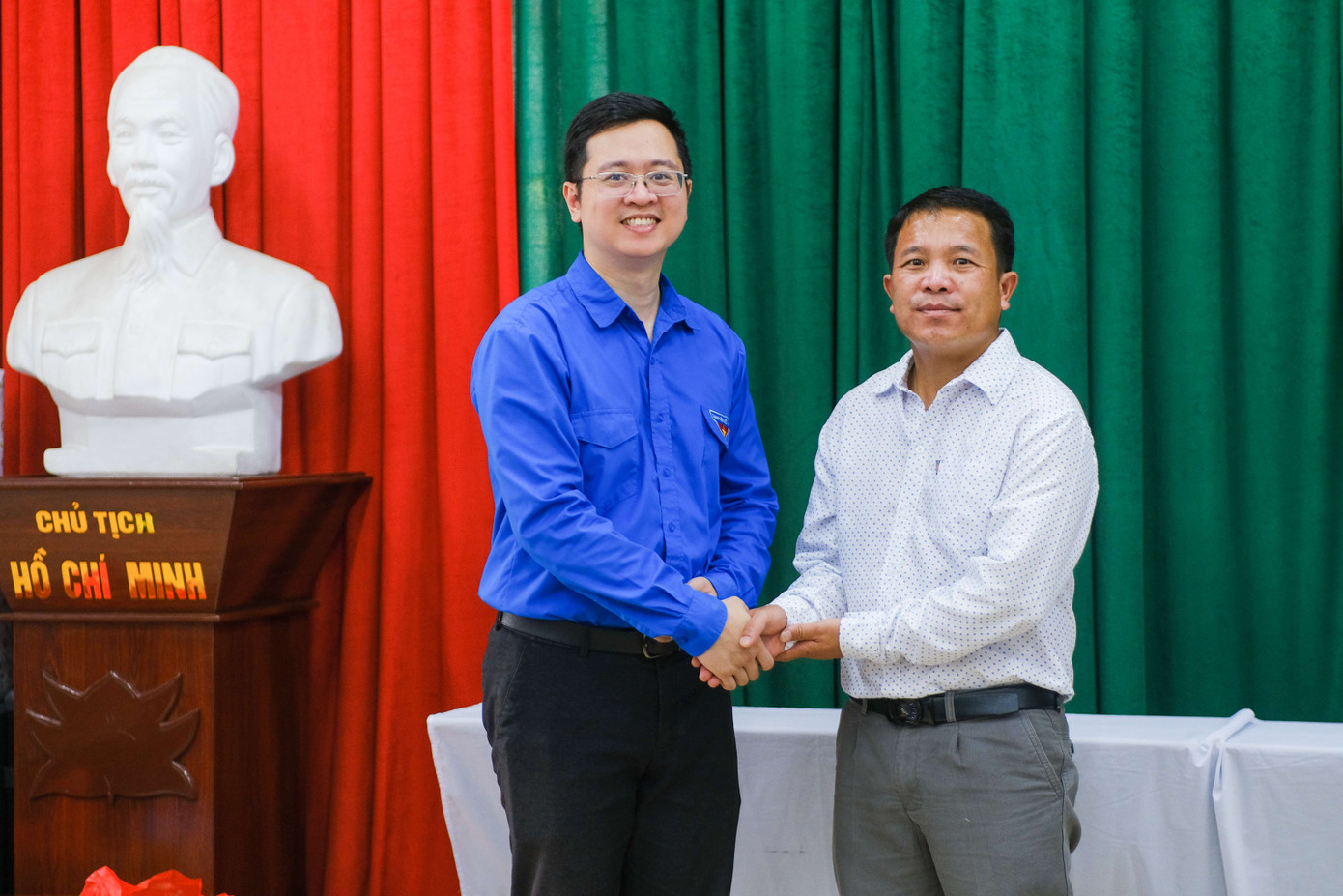 Anh Vũ Trí Tuấn - Bí thư đoàn trường Đại học Kinh tế Quốc dân (bên trái) cùng anh Xiongpatchay Vanhxay – trưởng đoàn lưu học sinh lào tại trường Đại học Kinh tế Quốc dân.