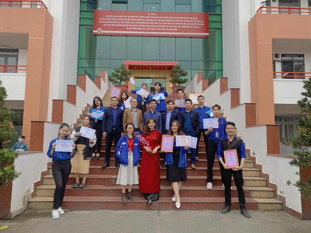 Khen thưởng cán bộ, cộng tác viên Văn phòng Đoàn có thành tích xuất sắc.