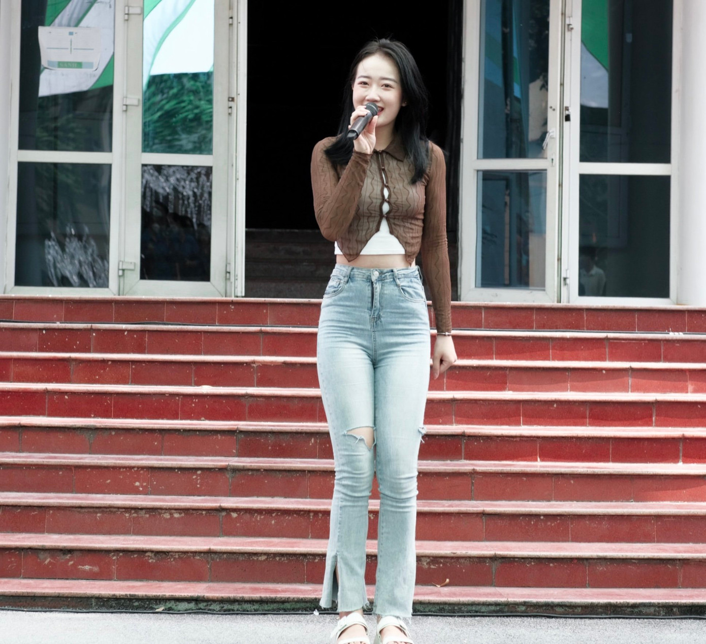 Cô nàng dần trở nên tự tin thể hiện năng khiếu của bản thân trước đám đông. Cô nàng dần trở nên tự tin thể hiện năng khiếu của bản thân trước đám đông.