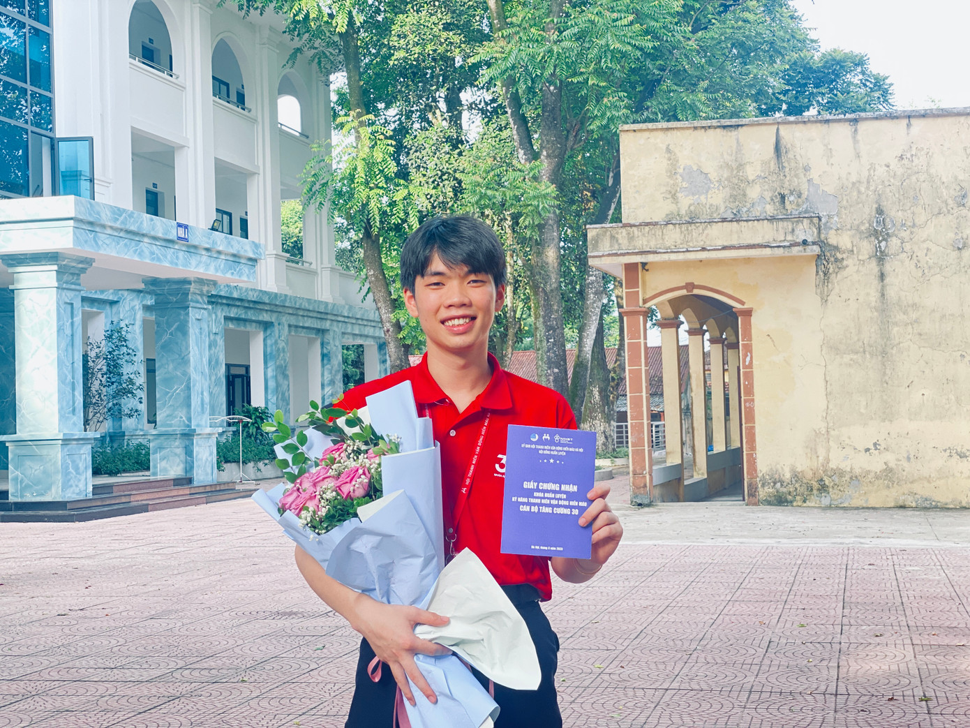 Vinh dự với những giải thưởng được khen tặng sau những đóng góp cho xã hội và cộng đồng của chàng sinh viên Nhân văn.