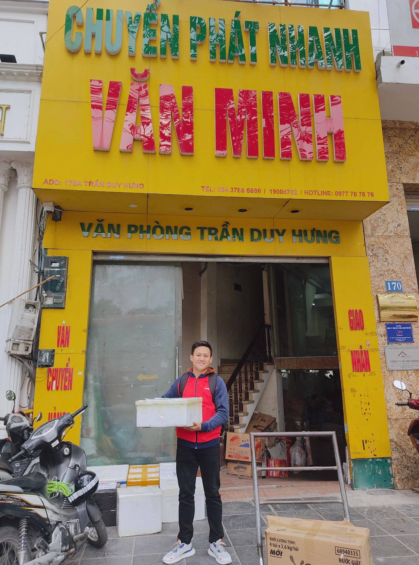 Ninh đã làm thêm các việc như bồi bàn, shipper, tiếp thị để kiếm thêm thu nhập đỡ đần bố mẹ.