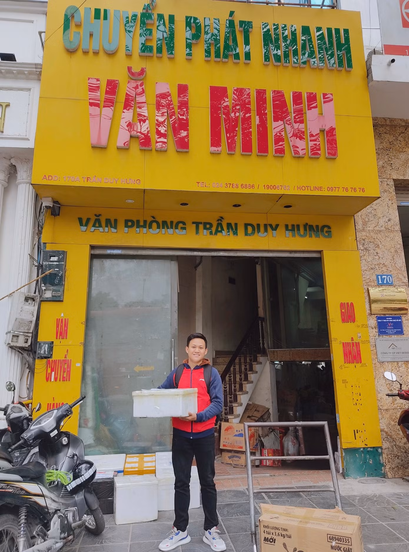 Ninh đã làm thêm các việc như bồi bàn, shipper, tiếp thị để kiếm thêm thu nhập đỡ đần bố mẹ.