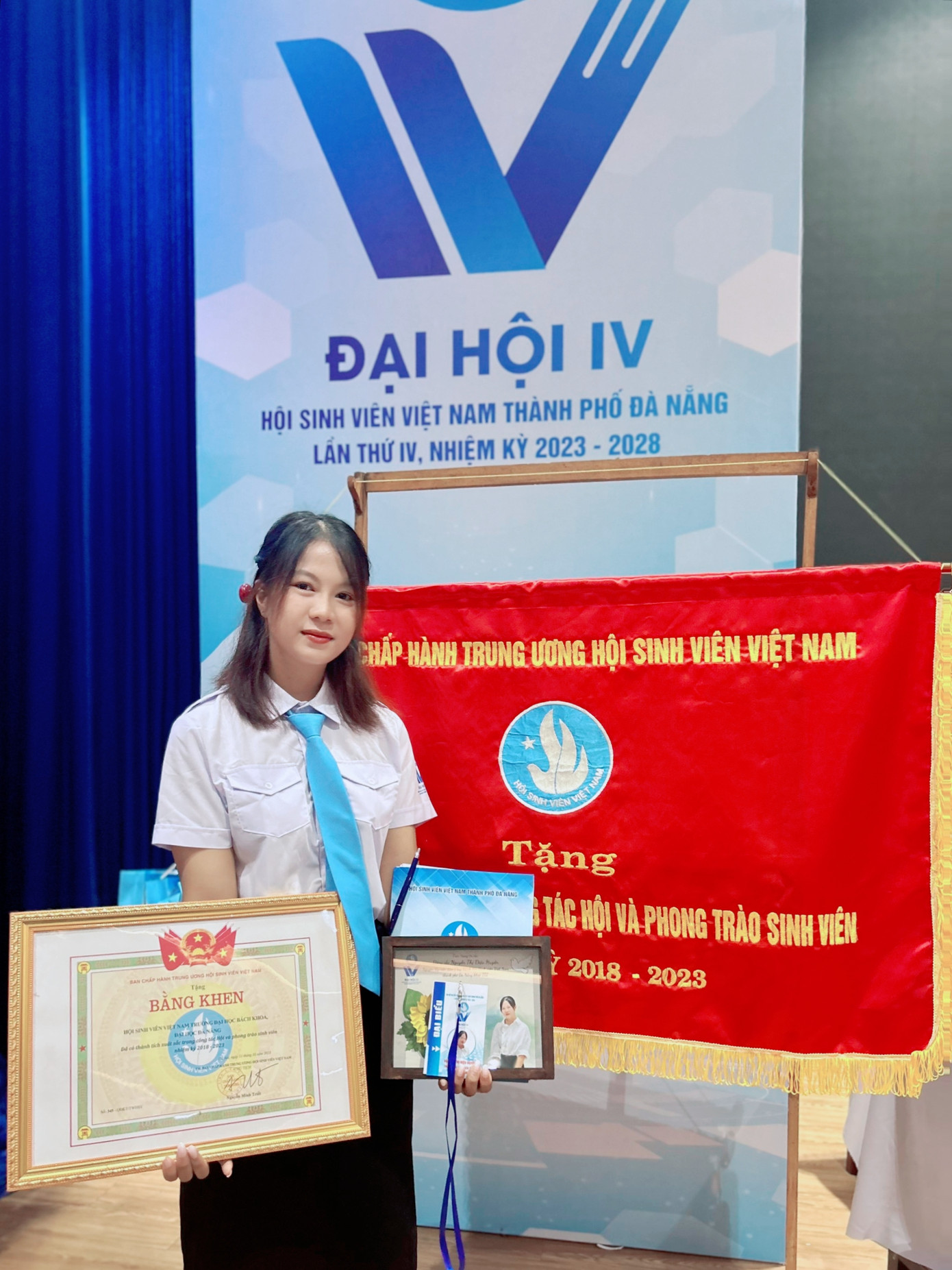 Vượt qua nhiều khó khăn để tiếp tục con đường học vấn. Vượt qua nhiều khó khăn để tiếp tục con đường học vấn.