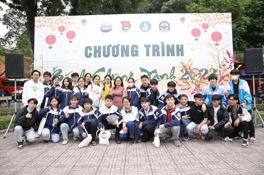 Các bạn học sinh THPT chụp ảnh lưu niệm tại chương trình "Bánh chưng xanh 2023". Các bạn học sinh THPT chụp ảnh lưu niệm tại chương trình "Bánh chưng xanh 2023".