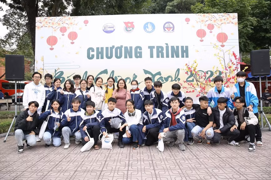 Các bạn học sinh THPT chụp ảnh lưu niệm tại chương trình "Bánh chưng xanh 2023".
