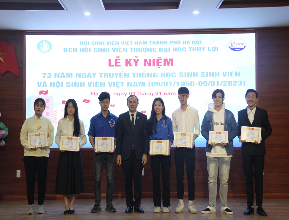 Ban Giám hiệu khen thưởng cho những tập thể có thành tích xuất sắc trong công tác Hội năm học 2021-2022. Ban Giám hiệu khen thưởng cho những tập thể có thành tích xuất sắc trong công tác Hội năm học 2021-2022.