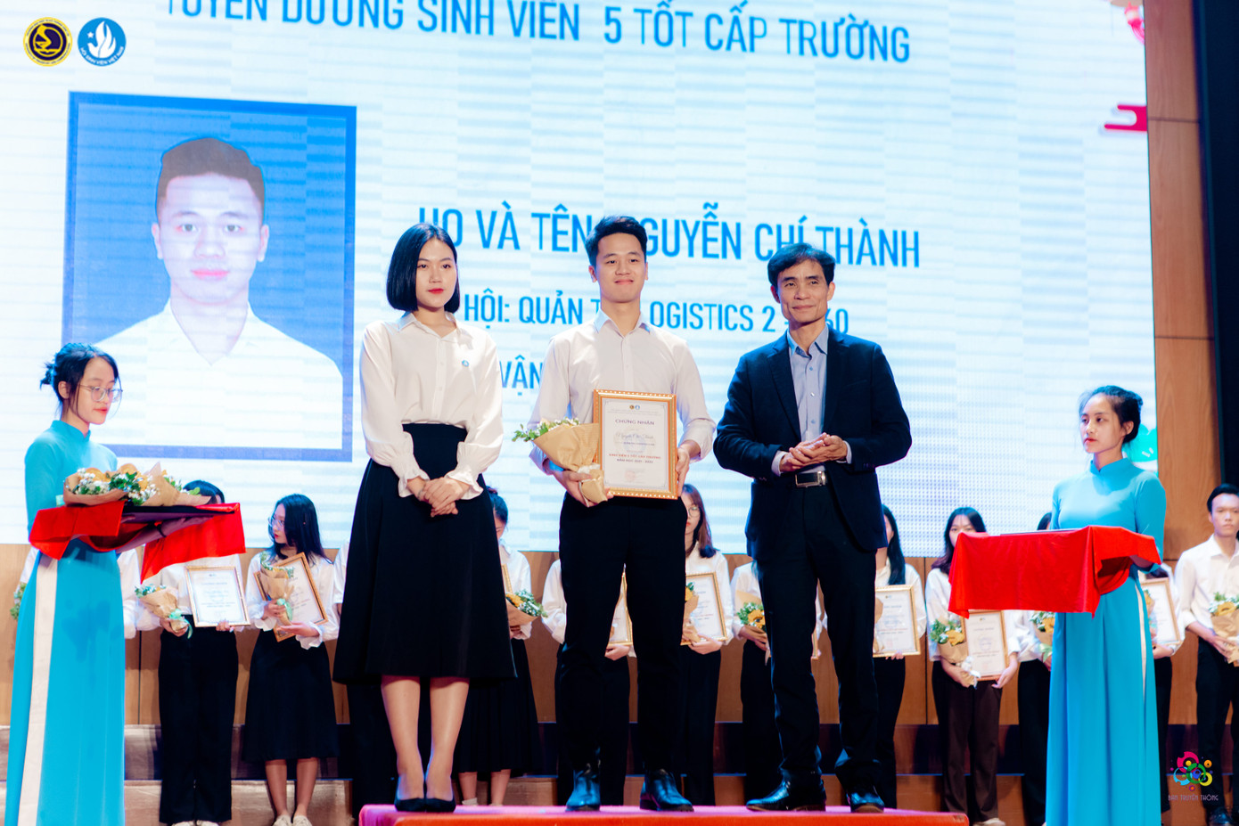 Chí Thành đạt danh hiệu Sinh viên 5 tốt. Chí Thành đạt danh hiệu Sinh viên 5 tốt.